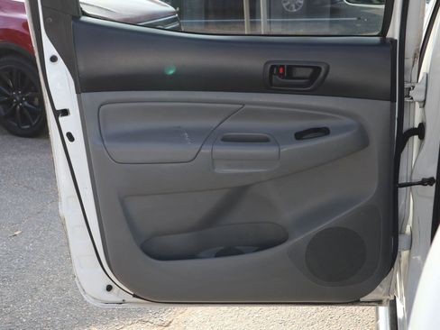 Used 2014 Toyota Tacoma PreRunner w/ SR5 Package image 10