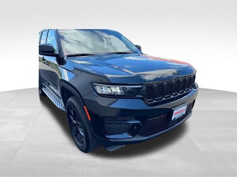 Used 2025 Jeep Grand Cherokee Altitude AWD/4WD image 48