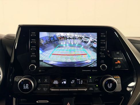 Used 2021 Toyota Highlander XLE image 22