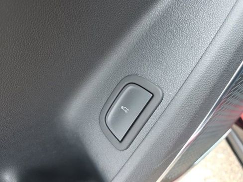 Used 2024 Chevrolet Traverse RS image 21