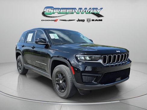 Used 2022 Jeep Grand Cherokee Laredo w/ Luxury Tech Group I AWD/4WD image 1