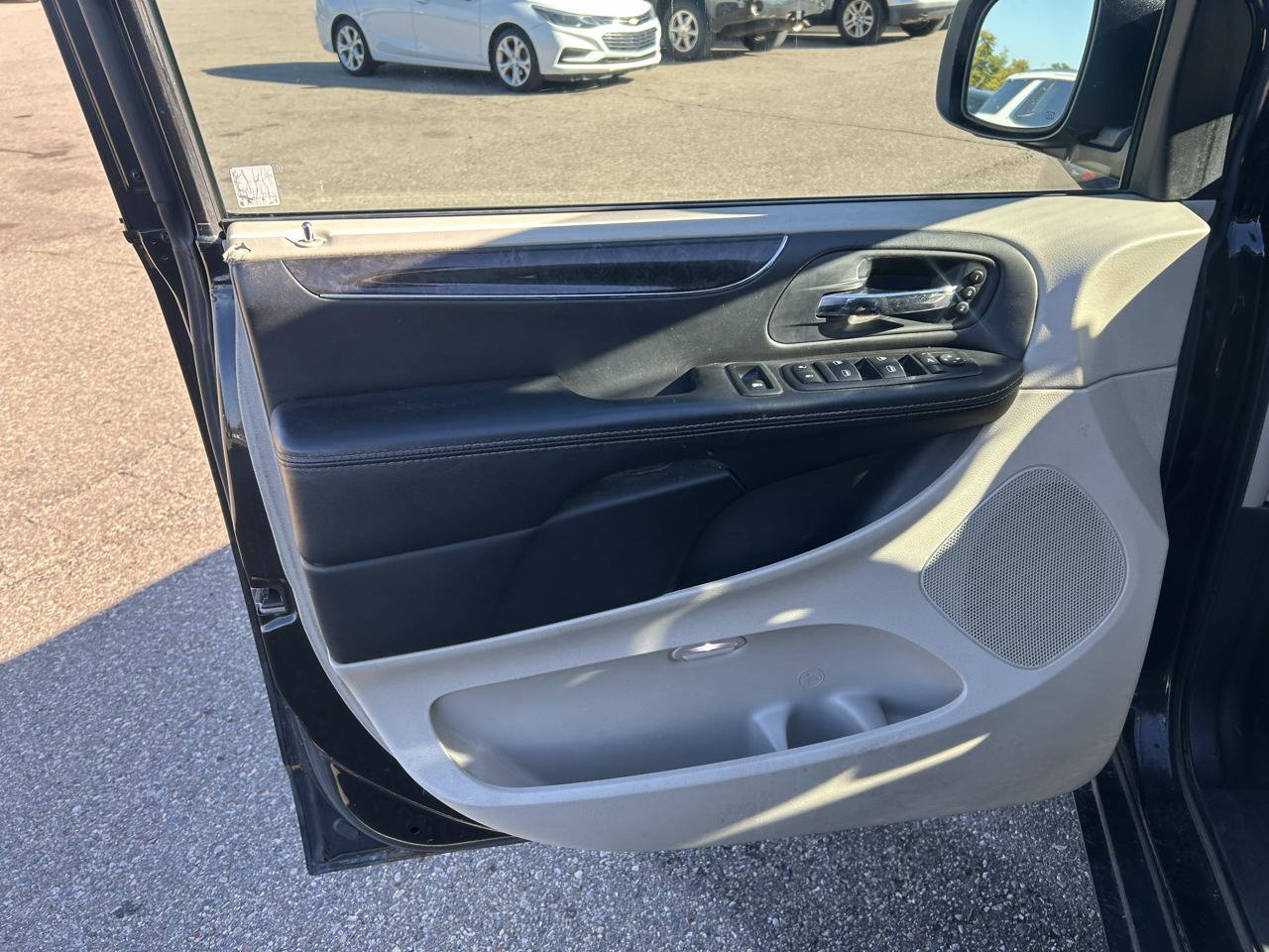 Used 2015 Chrysler Town & Country Limited Platinum FWD image 14