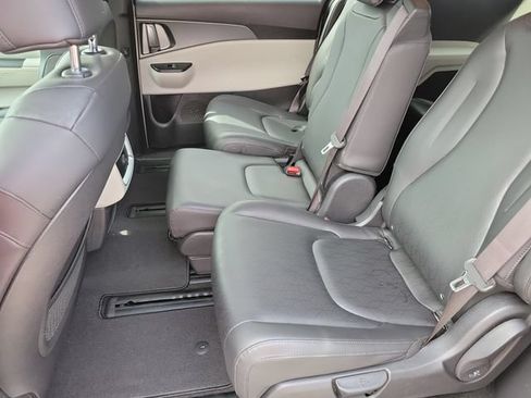Used 2022 Kia Carnival LX FWD image 14