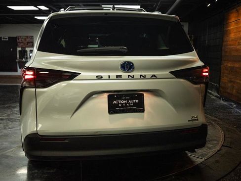 Used 2023 Toyota Sienna XLE w/ XLE Plus Package FWD image 6