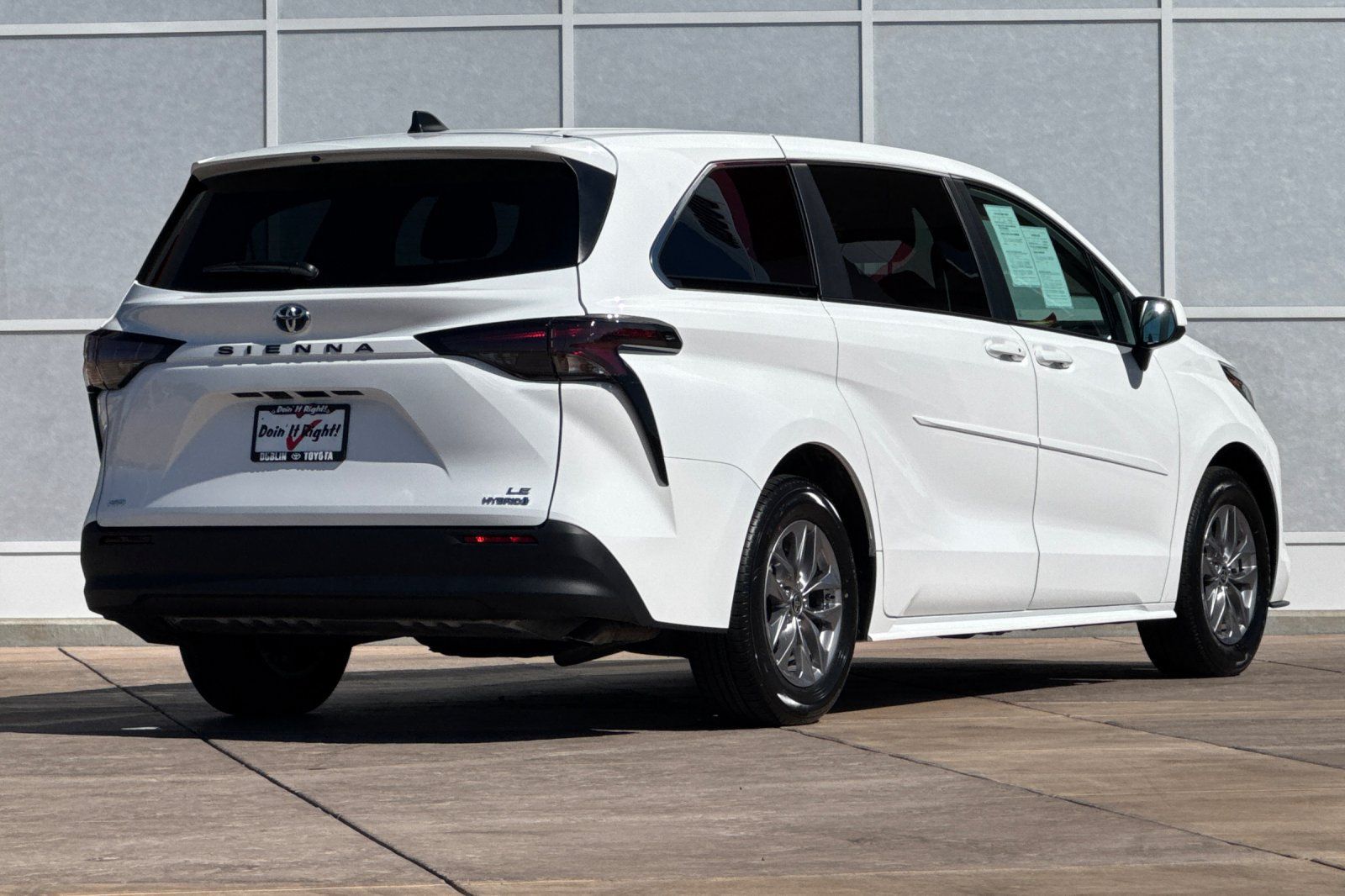 Used 2024 Toyota Sienna LE AWD/4WD image 4