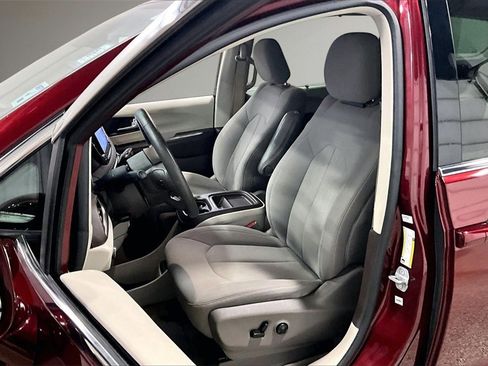 Used 2021 Chrysler Pacifica Touring image 21