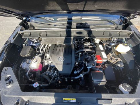Used 2025 Toyota Highlander LE image 35