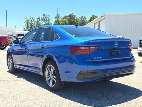 Used 2023 Volkswagen Jetta SE FWD image 3
