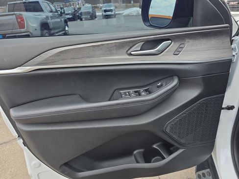 Used 2024 Jeep Grand Cherokee Limited w/ Luxury Tech Group II image 16