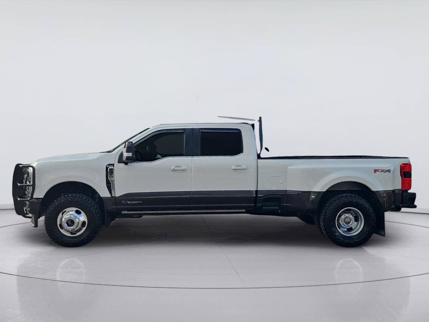 Used 2025 Ford F350 4x4 Crew Cab DRW Super Duty image 2