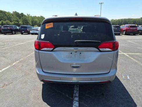Used 2018 Chrysler Pacifica Touring-L Plus w/ Advanced Safetytec Group FWD image 6