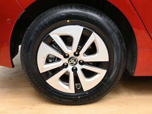 Used 2018 Toyota Prius Two w/ Prius Two Safety Plus Package FWD image 13