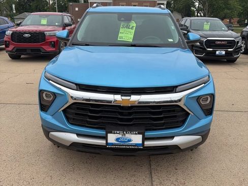 Used 2025 Chevrolet TrailBlazer LT AWD/4WD image 2