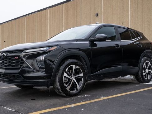 Used 2024 Chevrolet Trax RS w/ Sunroof Package image 3