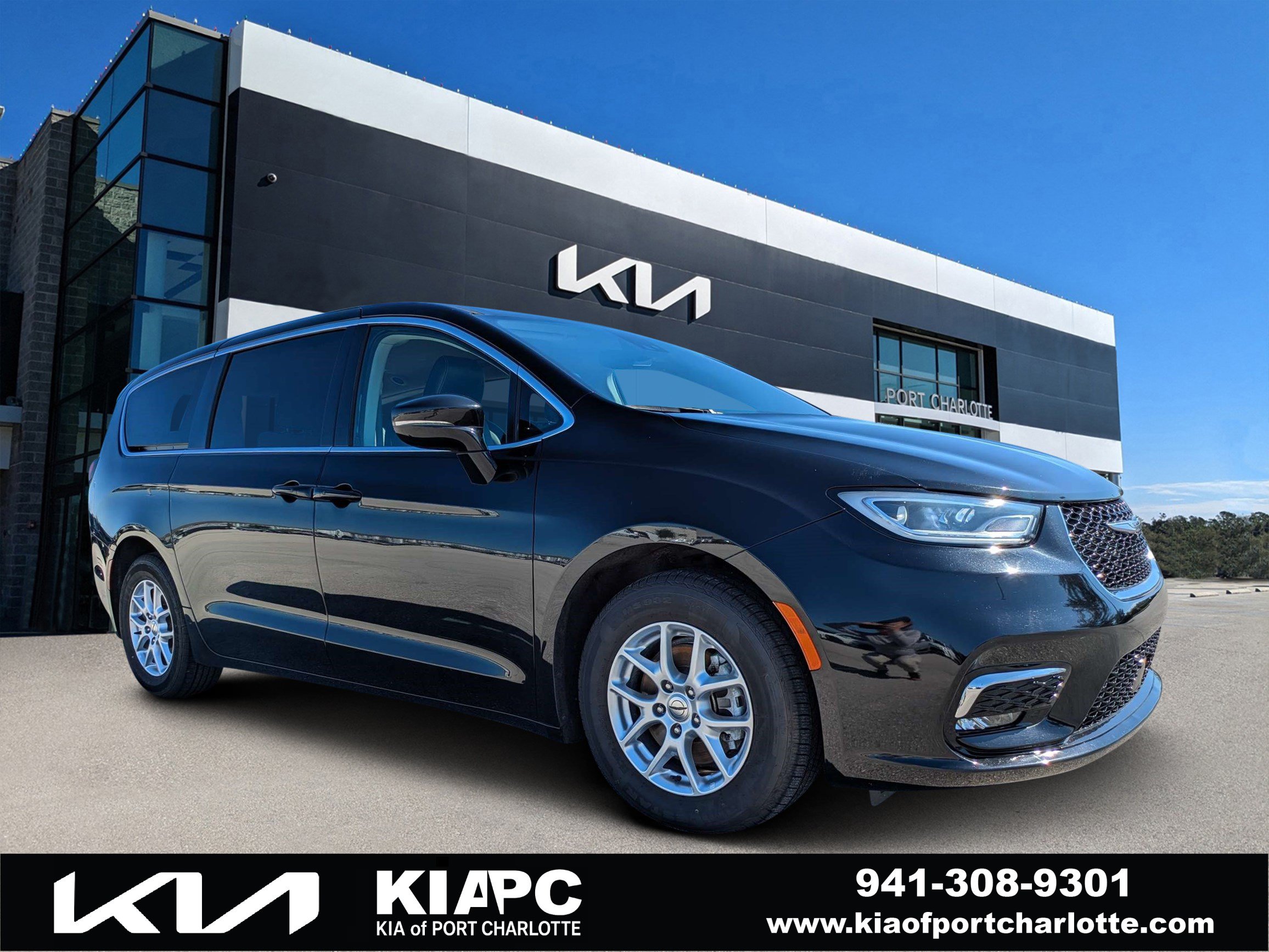 Used 2024 Chrysler Pacifica Touring-L FWD image 1