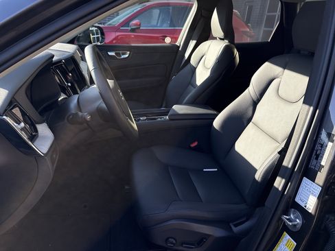Used 2025 Volvo XC60 B5 Plus image 16
