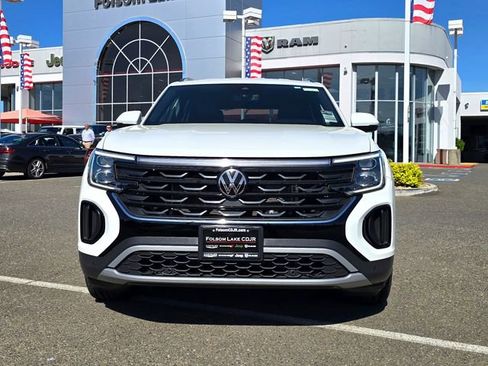 Used 2025 Volkswagen Atlas Cross Sport SE image 2