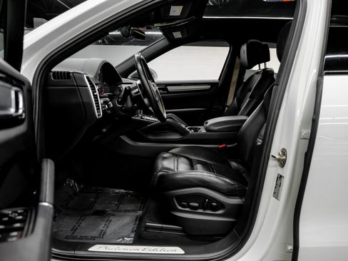 Used 2023 Porsche Cayenne Base image 4