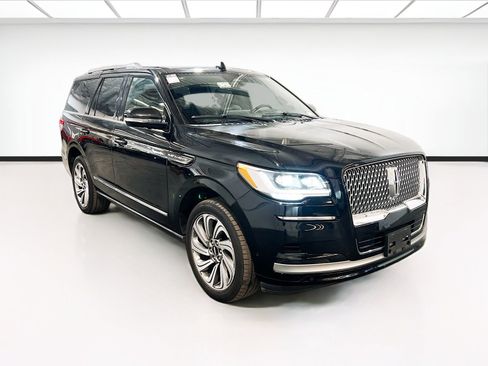 Used 2024 Lincoln Navigator Reserve AWD/4WD image 3