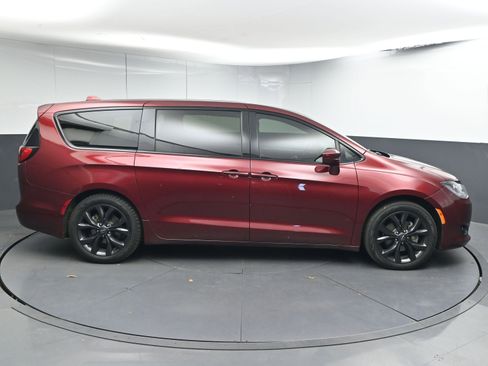 Used 2018 Chrysler Pacifica Touring Plus w/ S Appearance Package image 9