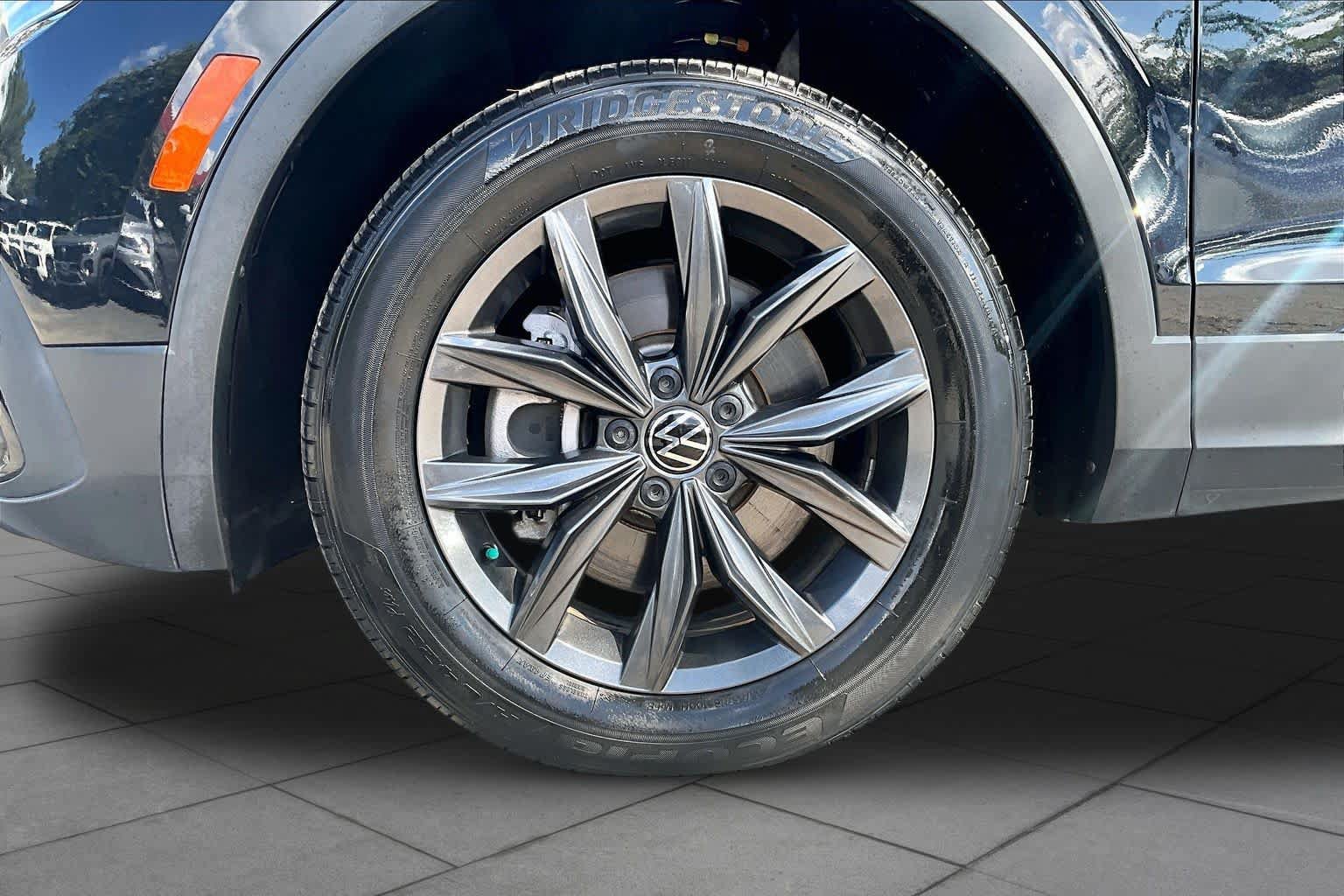 Used 2022 Volkswagen Tiguan SE w/ Panoramic Sunroof Package FWD image 11