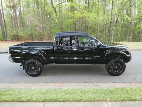 Used 2015 Toyota Tacoma w/ SR5 Package image 28