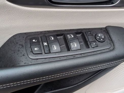 Used 2024 Chrysler Pacifica Touring-L image 15