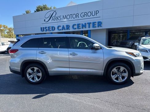 Used 2017 Toyota Highlander Limited image 2