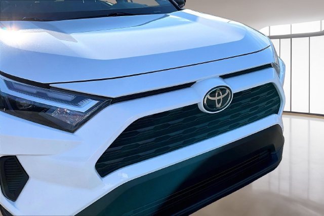 Used 2025 Toyota RAV4 LE AWD/4WD image 28