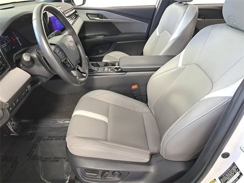 Used 2025 Toyota Camry SE image 19