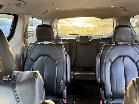 Used 2020 Chrysler Pacifica Touring-L image 13
