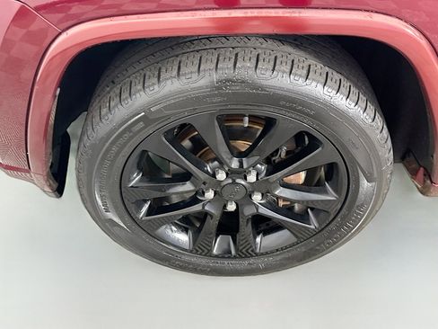 Used 2017 Jeep Grand Cherokee Altitude image 38