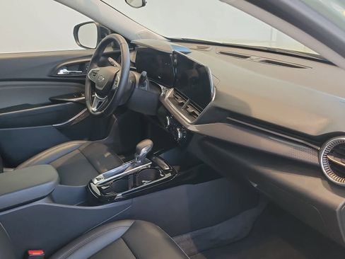 Used 2025 Chevrolet Trax ACTIV image 17