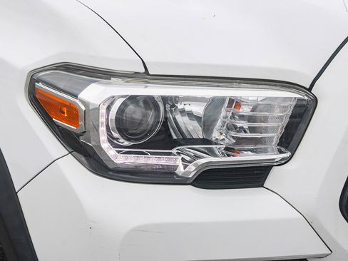 Used 2017 Toyota Tacoma TRD Off-Road image 2