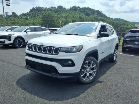 Used 2023 Jeep Compass Latitude AWD/4WD image 3