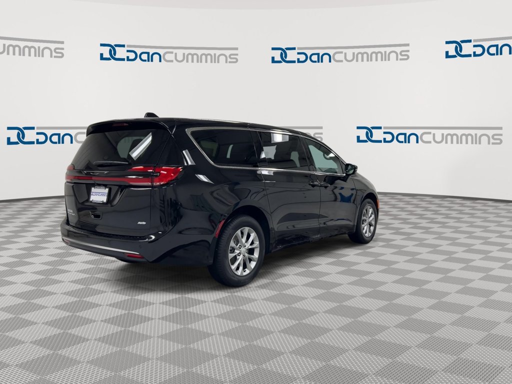 New 2027 Chrysler Pacifica Select w/ Family Tech Group AWD/4WD image 8
