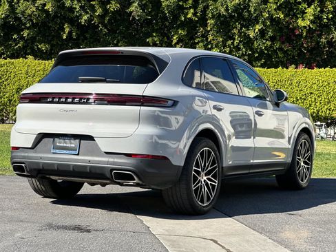 Certified 2025 Porsche Cayenne AWD/4WD image 8