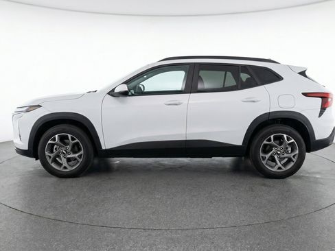 Used 2025 Chevrolet Trax LT FWD image 5