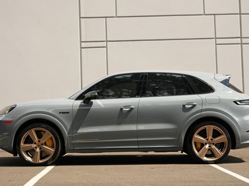 Used 2024 Porsche Cayenne Turbo AWD/4WD image 9