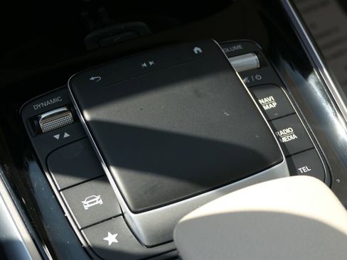 Used 2022 Mercedes-Benz GLB 250 4MATIC image 23