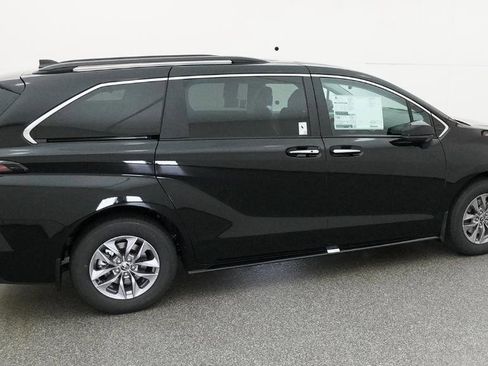 New 2026 Toyota Sienna XLE FWD image 21