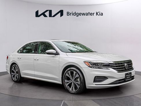 Used 2021 Volkswagen Passat 2.0T SE FWD image 1