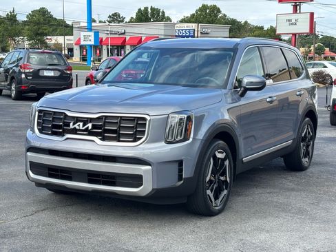 Used 2023 Kia Telluride S w/ S Sunroof Package FWD image 1