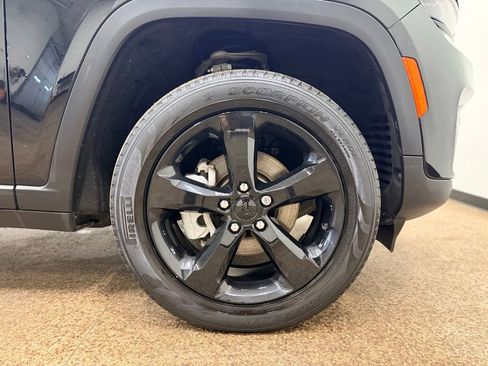 Used 2023 Jeep Grand Cherokee Limited w/ Black Appearance Package AWD/4WD image 27