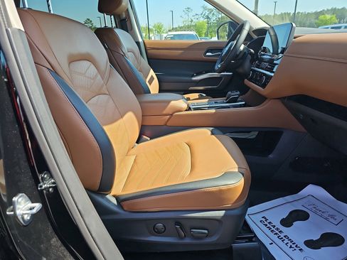 Used 2024 Nissan Pathfinder Platinum w/ Cargo Package image 10