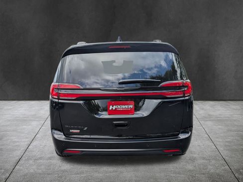 New 2026 Chrysler Pacifica Select image 5