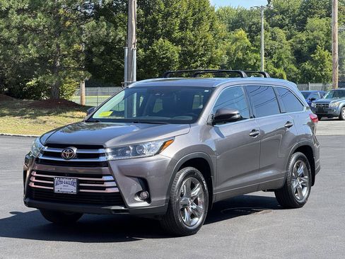 Used 2017 Toyota Highlander AWD V6 image 3