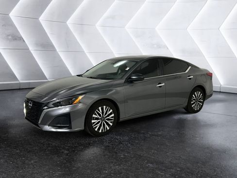 Used 2024 Nissan Altima 2.5 SV FWD image 3