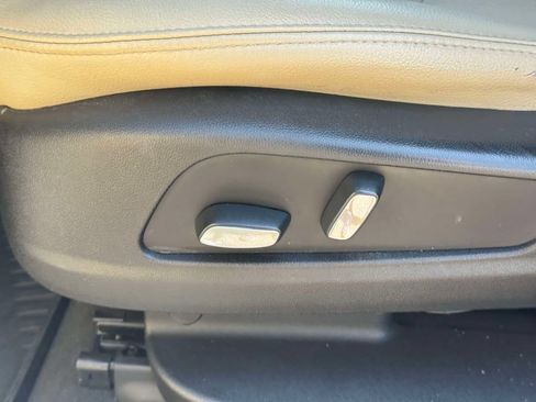 Used 2018 Cadillac XT5 AWD image 16