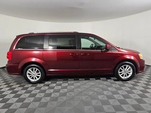 Used 2019 Dodge Grand Caravan SXT image 2